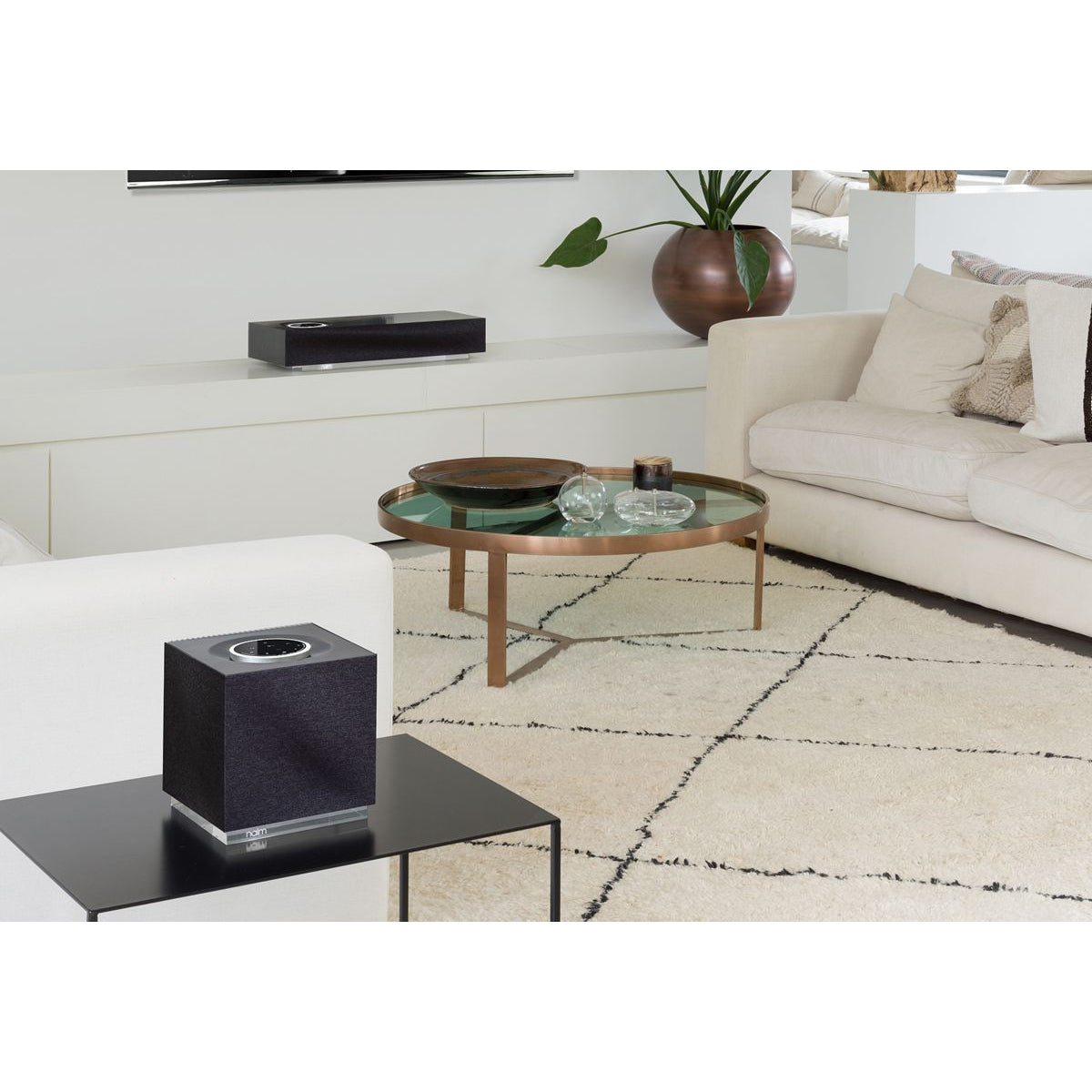 Naim Mu-So 2 QB negro stand
